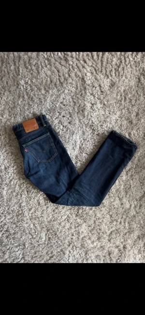 Levi’s 32/34 - Ett par schyssta Levi’s 511 W32 L34 behandlade av Lavato där vi har gjort slitningar och blekningar på framsidan! Hör av er vid minsta fundering;)
