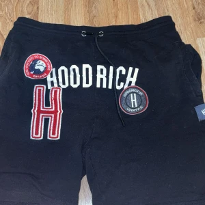 Svarta Hoodrich shorts med patchar - Svarta shorts från Hoodrich
