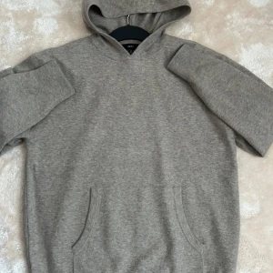 Merinoull hoodie - Mysig merinoulls tröja som är perfekt nu till våren. Kan tänka mig gå ner i pris vid snabbaffär‼️🤗 