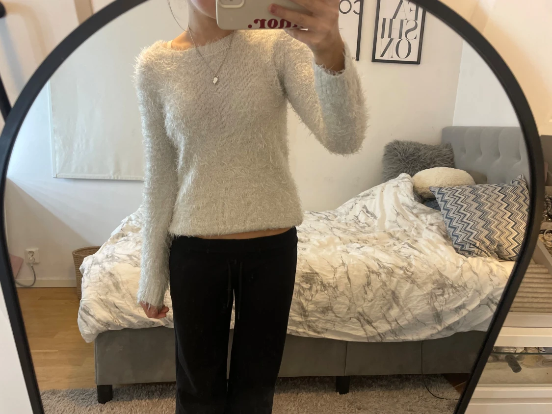 Vit stickad lurvig tröja - 2