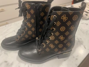 Svarta boots och sneakers från Guess - Kängor ock sneakers Helt nya aldrig använda nypris 1950kr säljes för 500kr ST Storlek 37 