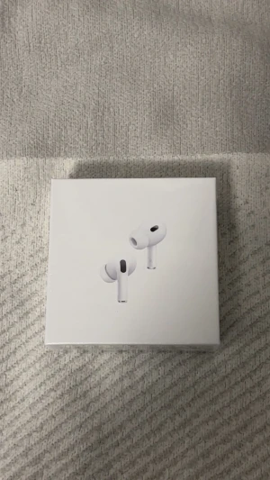 AirPods Pro (2nd generation) MagSafe USB-C - Helt nya Apple AirPods Pro (2nd generation) med MagSafe-laddningsetui (USB-C). Oöppnad originalförpackning. Aktiv brusreducering, adaptiv EQ och transparensläge för bästa ljudupplevelse. Passar iOS, iPadOS, Mac och Apple Watch. Perfekt skick, ingen synlig skada.