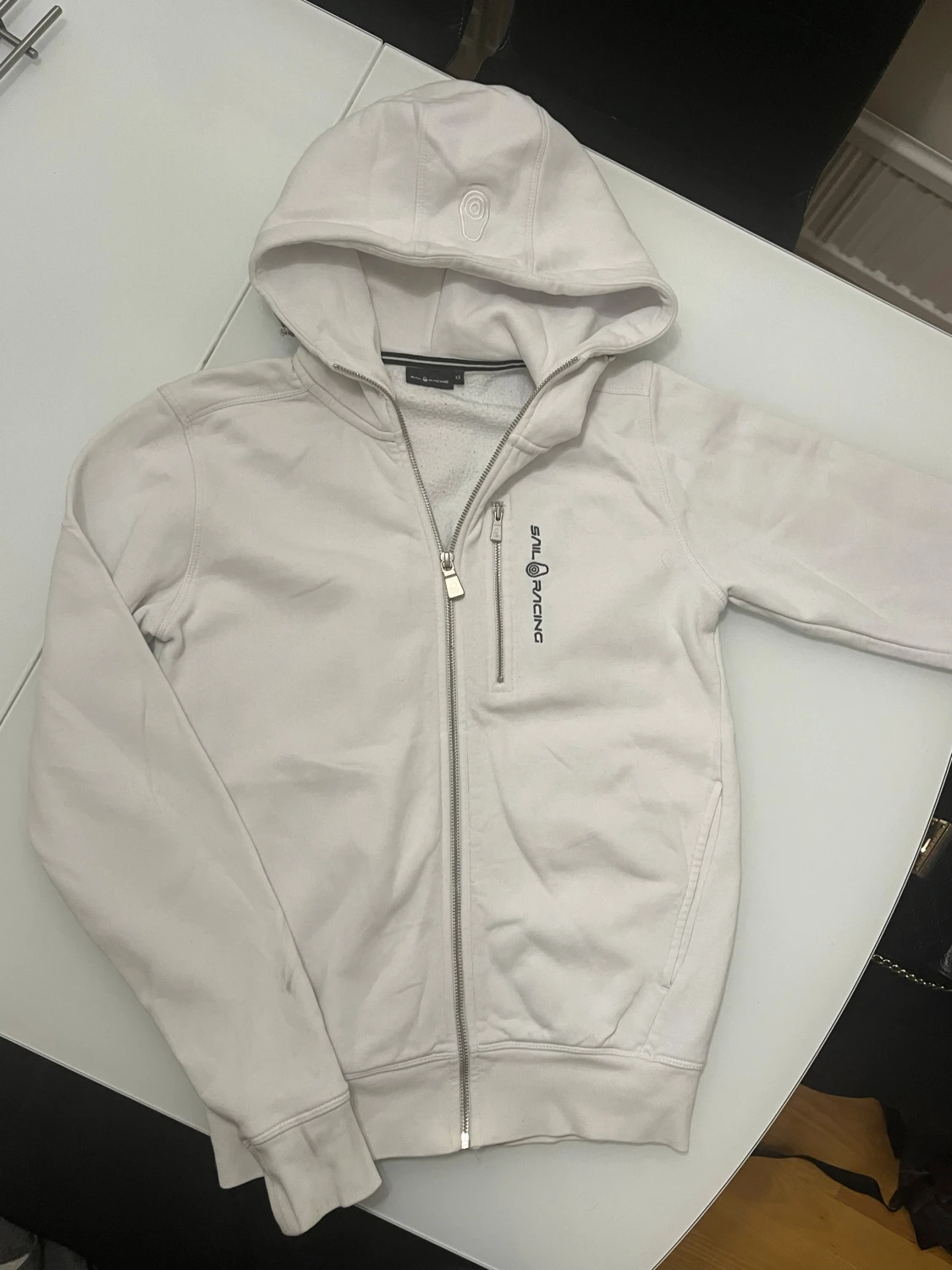 Vit hoodie från Sail Racing XS