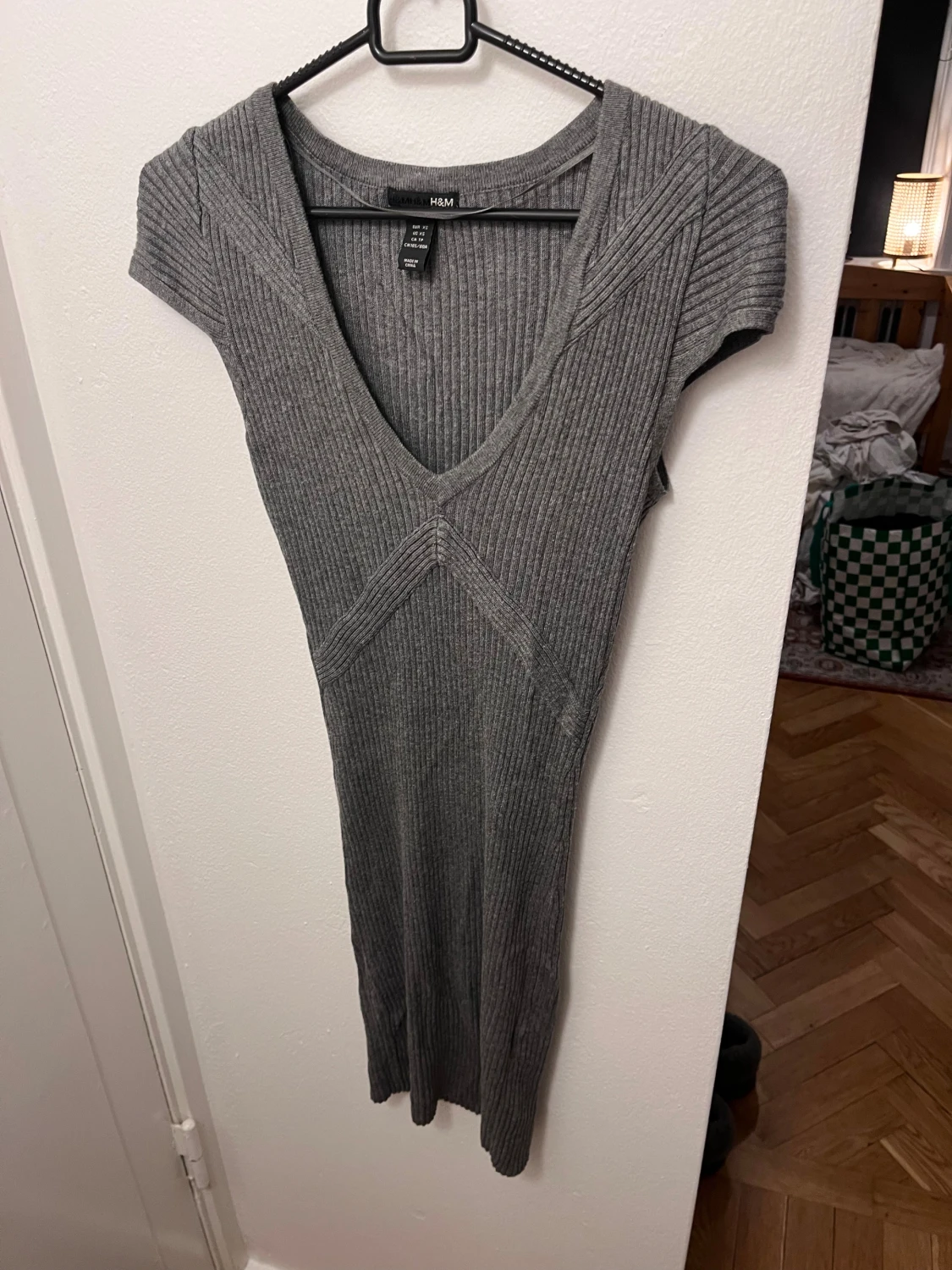 Grå ribbad långklänning från H&M