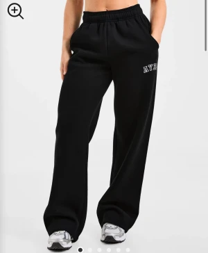 Mjukisbyxa AYBL - Svarta mjukisbyxor från AYBL, perfekta at ha över träningskläderna till gymmet eller bara gå i hemma. Använda en gång, nypris är 650kr