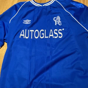 Chelsea t-shirt  - En äldre Chelsea T-shirt köpt i butiken i London som jag säljer för att den är för stor. Bara att komma med frågor om man har funderingar 