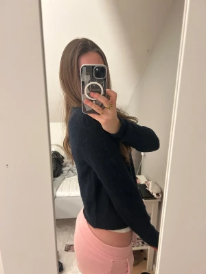 Mörkblå kofta Gina - Mjuk kofta från Gina tricot som är i alpaca eller ull eller något sånt 🙌💕😛 köpt för 300-500kr tror 400kr eller mer 🫶 väldigt bra skick och nästan ny skick 🙌 igga att jag har rosa mjukis i bilden, skulle varit snyggare med jeans