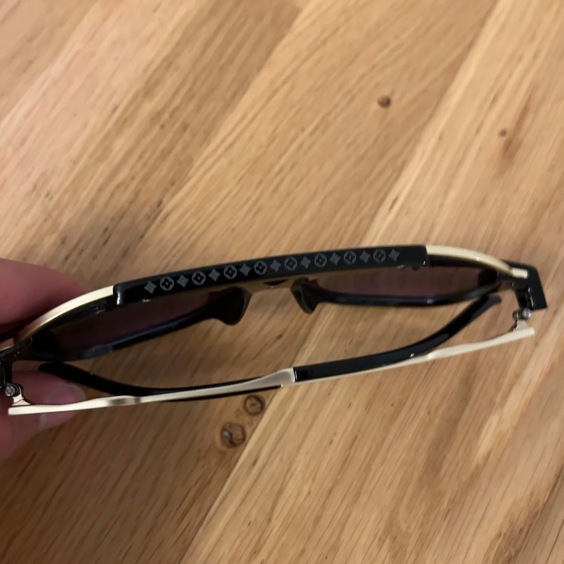 Louis Vuitton svarta och guldiga solglasögon - 3