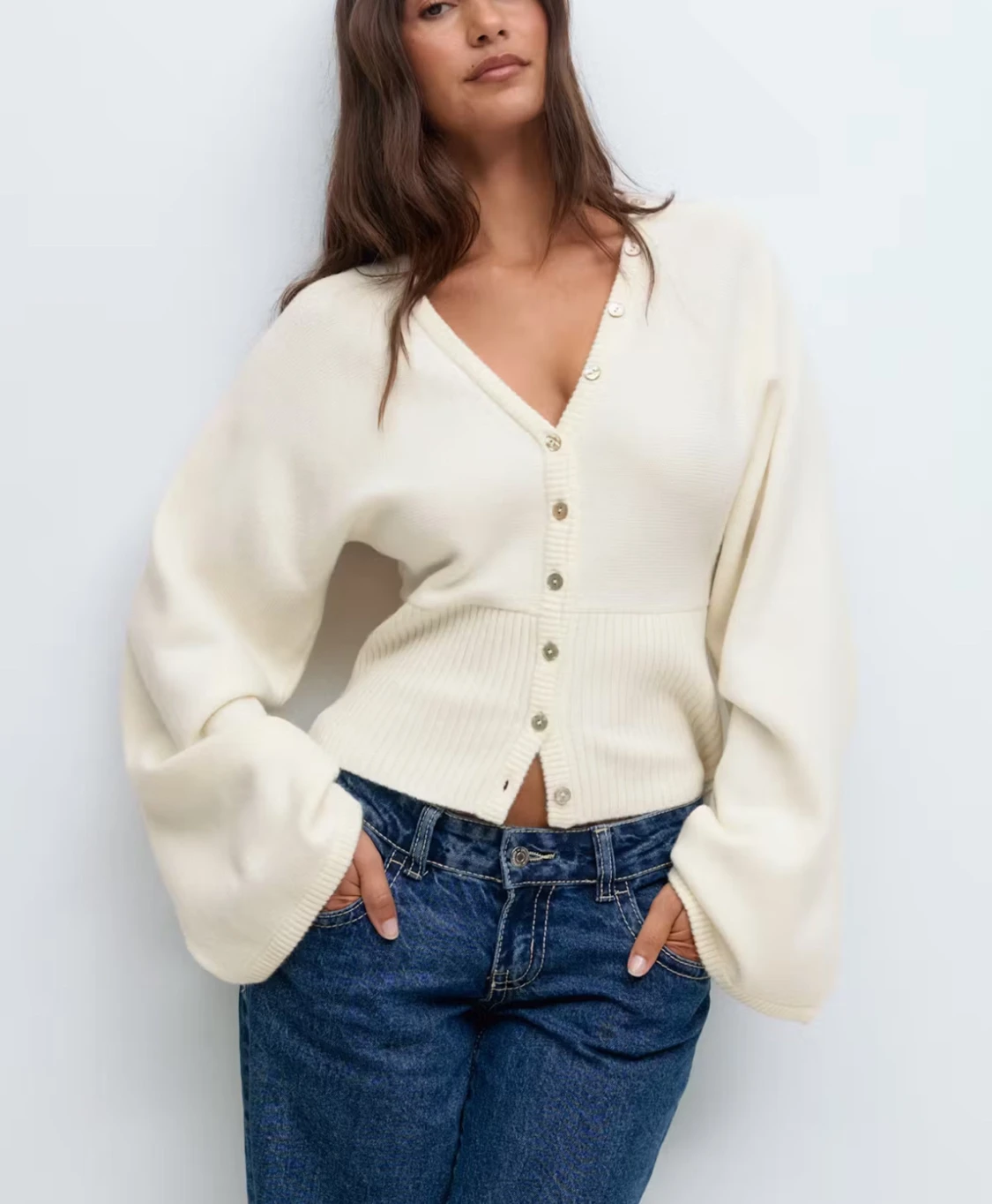 Stickad tröja med indragen midja från ginatricot