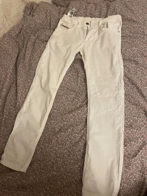 Vita Diesel Thommer-1 jeans, 12Y - Snygga vita jeans från Diesel, modell Thommer-1, med en straight passform och stretch. Klassisk femficksdesign, knapp och dragkedja fram. Om ni har några frågor kan ni bara skriva! 🤍🤍