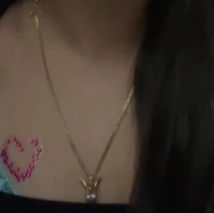 Gargoyle halsband från Maria Nilsdotter - Säljer ett Gargoyle halsband från Maria Nilsdotter i guldpläterat silver. Kedjan är tunn och har ett coolt hängsmycke med vingar och en stor klar sten. Perfekt för dig som gillar unika detaljer och vill sticka ut med din stil.