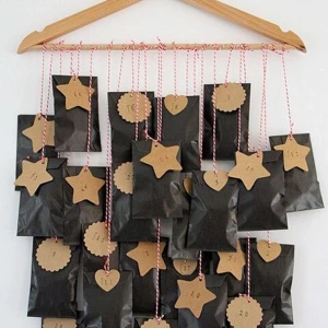 Julkalender  - Jag gör julkalendrar, man får välja bland 4 luckor som kostar 29 kr, 12 luckor som kostar 120 kr och 24 luckor som kostar 210 kr. Temat på julkalendern är smink, skönhet, hår saker, nagelsaker, assessorer med mer. Pris och tema kan diskuteras. Har även sänkt priset eftersom att det är december snart.❤️ inte min bild men kommer se ut så typ❤️