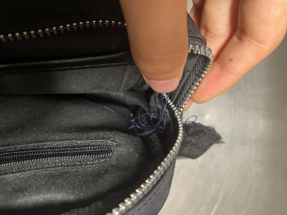 Svart axelväska från Prada med extra pouch - 5