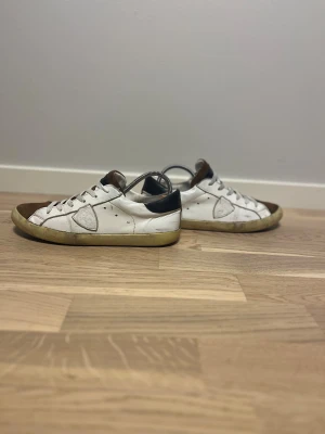 Phillipe Model Skor - Hej! Säljer nu mina Phillipe Model Skor. De är välanvända, men har mycket kvar att ge! Inga som helst skador på sulorna. De är i storlek 39. Ordinarie pris: 3500 kr. Hör av dig om du undrar något!