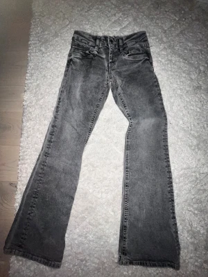 Grå bootcut jeans från Gina Tricot - Low waist bootcut gråa jeans från Gina Tricot i storlek 158