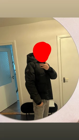 Vinter jacka  - Black Label Canada Goose! Storlek M och S finns inne. Skriv så kan priset diskuteras!!