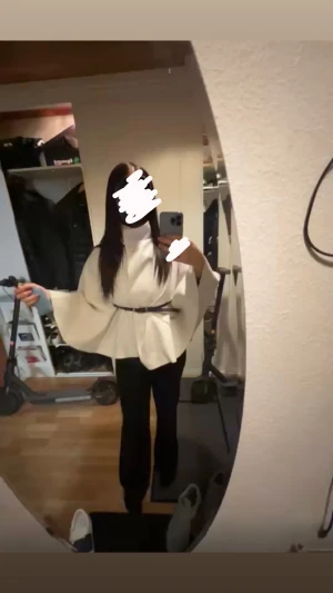 Cremefärgad poncho blair  - Säljer en fin Cremefärgad poncho blair.                      Helt ny (aldrig använd fel strlk).                                 Storlek S 