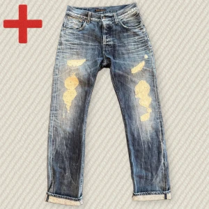 Nudie Jeans Selvedge LAB Joe 7  - Ett par riktigt sällsynta Nudie Selvedge LAB Joe 7 från tidigt 2010-tal! Storlek 30/32. Otrolig wash som inte görs längre. Slitning vid ena benöppningen annars riktigt fint skick. Skriv om du har frågor!  Mått: Midja – 40 cm, Lår – 29 cm, Innersöm – 85 cm, Yttersöm – 111 cm, Benöppning – 20,5 cm
