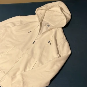 Vit hoodie från Polo Ralph Lauren - Vit hoodie från Polo Ralph Lauren som är i bra skick. Hör av dig om du skulle va intresserad