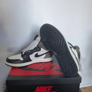 Jordan 1s High Mocha - Skorna är helt nya. Var tyvärr för små för mig. Skick 10/10 ✨Låda medkommer.