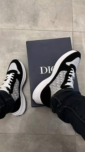 Dior b25 - Storlek 40. Skicka prisförslag så blir det 100% accepterat 