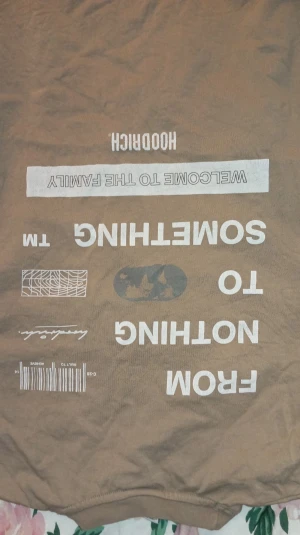 Beige HOODRICH t-shirt med tryck - Säljer en beige t-shirt från HOODRICH i storlek S. T-shirten har vitt tryck framtill med texten 'HOODRICH' och 'FROM NOTHING TO SOMETHING' samt grafiska detaljer. Klassisk passform och rund halsringning. Skön och mjuk bomullskvalitet.