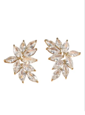 Glittriga örhängen med kristaller - Snygga örhängen i guld med glittrande kristaller formade som blad. De har en elegant och unik design som verkligen drar blickarna till sig. Perfekta för dig som vill ha något extra till din look. Kristallerna är klara och infattade i guldfärgad metall.