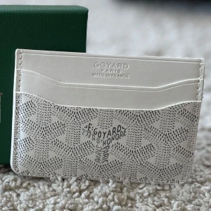 Vit Korthållare Mönstrad - Säljer en stilren vit korthållare med snyggt mönster. Korthållaren har flera fack och är perfekt för dig som vill ha något både snyggt och praktiskt. Helt ny och kommer med originalask.🫡🤝 