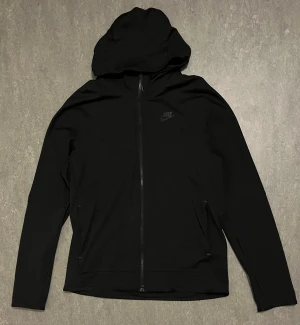 Nike tech hoodie - Köptes i december 2023, har inte använts i över 1 år. Rätt så tunn, digitalt kvitto finns.