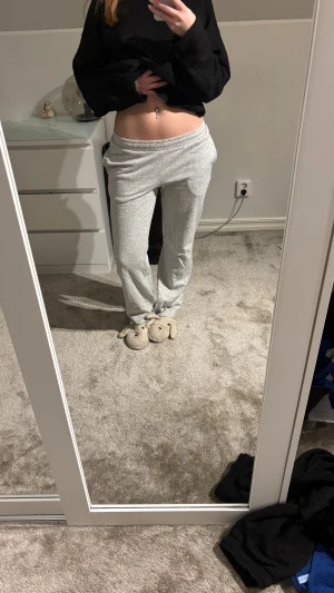 Grå mjukisbyxor  - Säljer ett par grå mjukisbyxor med raka ben. Byxorna har en enkel design utan synliga detaljer och är tillverkade i mjukt bomullsmaterial. 