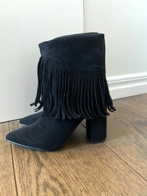 Boots med fransar - så gaaalet snygga klackar med fransar!!❤️‍🔥❤️‍🔥🤩🤩 storlek 37💞💞 