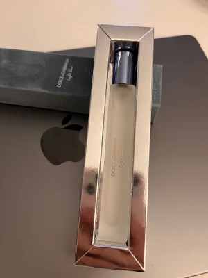 Dolce & Gabbana Light Blue Pour Homme parfym– 10 ml travel size - Elegant, lätt att ta med överallt, ikonisk fräsch herrdoft med citron, rosmarin och patchouli. Ny/oanvänd och äkta. Batchnummer: 10R63AR1  Perfekt för resor, gymväskan eller som teststorlek!