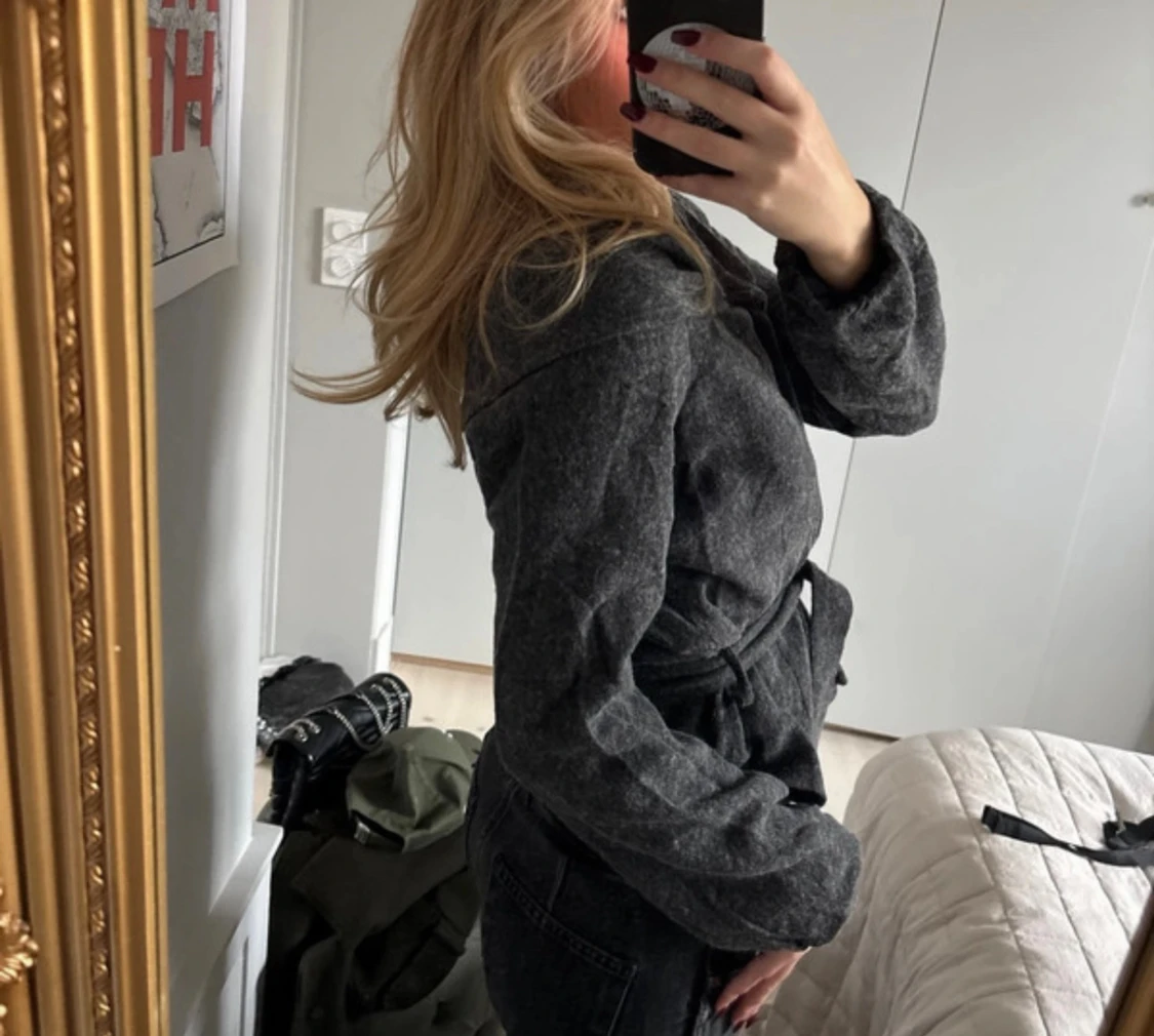 Mörkgrå kofta med bälte - 3