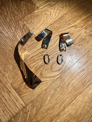 Set med breda guldörhängen och armband - Säljer ett coolt set med breda, böjda örhängen i silver, finns dessutom ett enkelt örhänge som är extra lång. Örhängena har en modern, chunky design. Perfekt för dig som gillar statement-smycken i metallic.