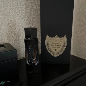 YSL MYSLF - Parfymen som ger dig det lilla extra. Väldigt god och omtyckt av tjejerna. 40ml kvar av 60. Vid frågor, kontakta! Priset är inte hugget i sten vid snabba affärer 🙌🏼 Mvh SecondTreasures. 