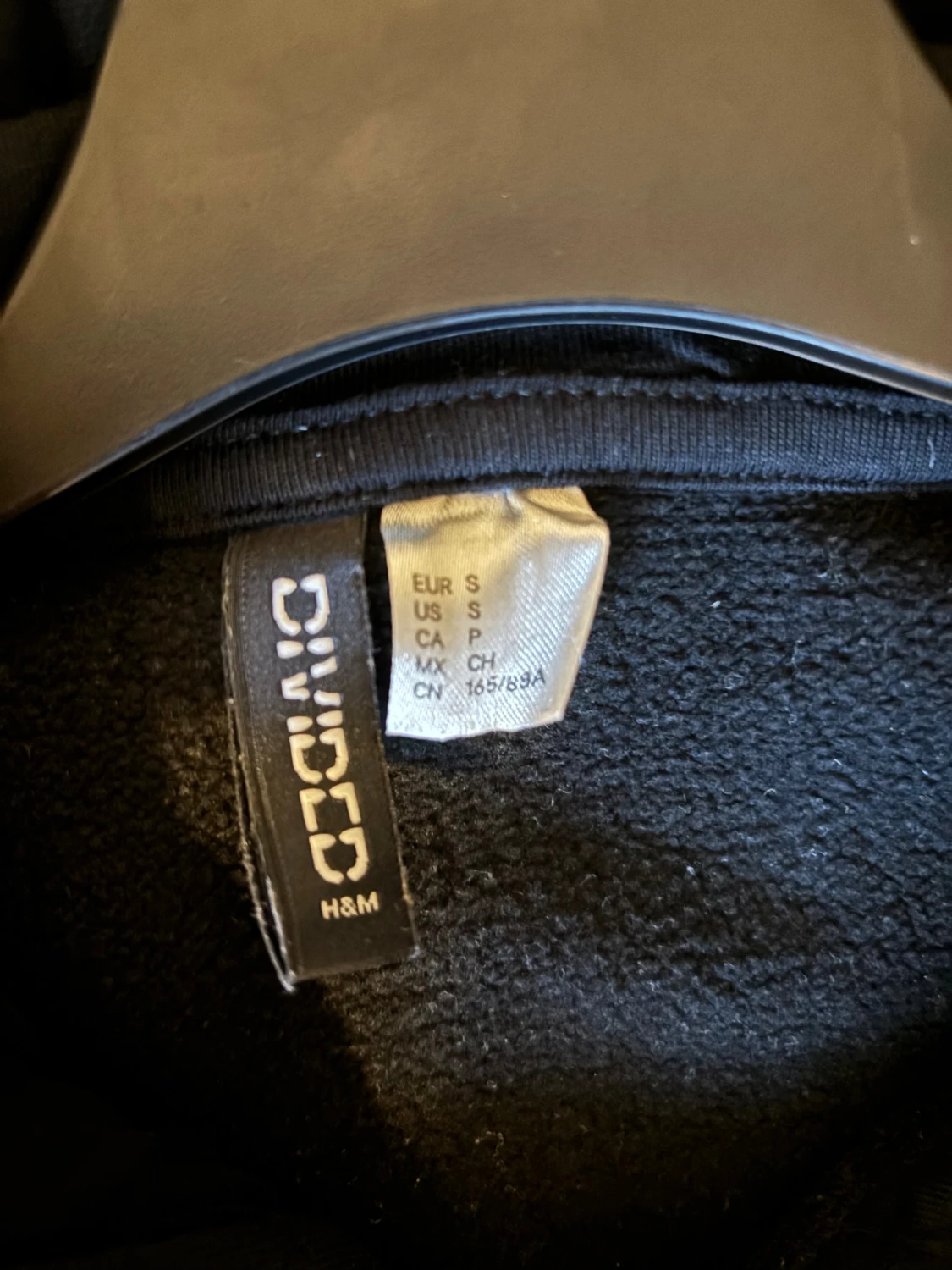 Svart hoodie med rosa fjärilar Divided - 2