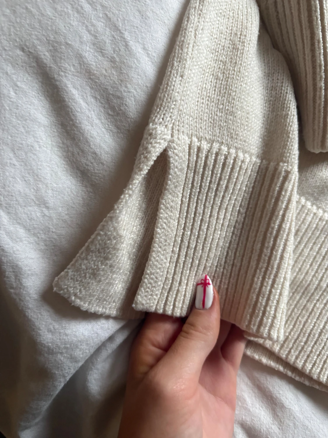 Vit stickad tröja med slits - 1