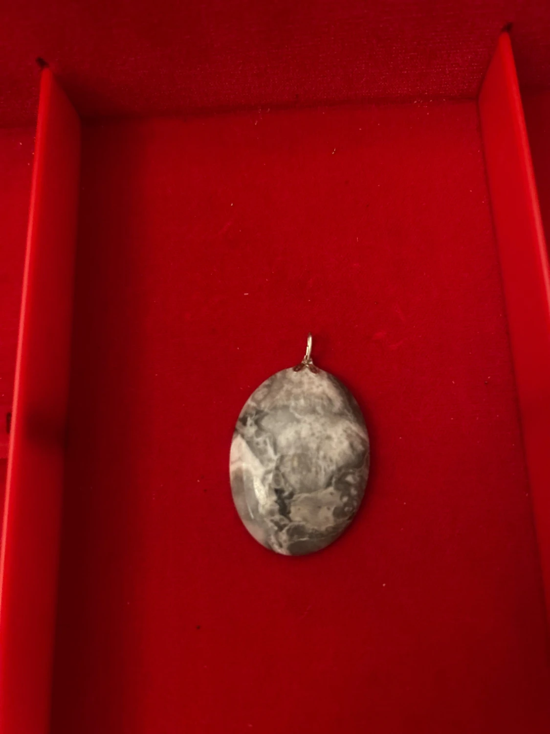 Gråmarmorerad oval halsbandshänge - 1