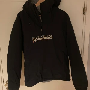 Napapijiri Anorak - Fodrad Napapijiri anorak, köpt förra vintern för 1699 kr, använd fåtal gånger jättebra skick.