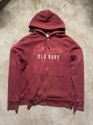Old Navy Hoodie  - Hej! Säljer nu denna väldigt snygga och eftertraktade Old Navy Hoodie! Tröjan är slutsåld överallt och går inte att få tag på… Tröjan är perfekt nu till vintern. Storlek M Säljs för: 299 kr 