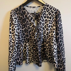 leopardmönstrad blus - leopardmönstrad blus, tunnt material, aldrig använt 