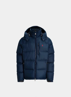 Mörkblå pufferjacka Polo Ralph Lauren - Säljer en mörkblå pufferjacka från Polo Ralph Lauren med huva och dragkedja. Jackan har en röd logga på bröstet, flera fickor med dragkedja och en schysst, vadderad look. Perfekt för kalla dagar och riktigt snygg till jeans. Den har små repor på under sidan av jackan men absolut inget som syns, annars är det en perfekt jacka.