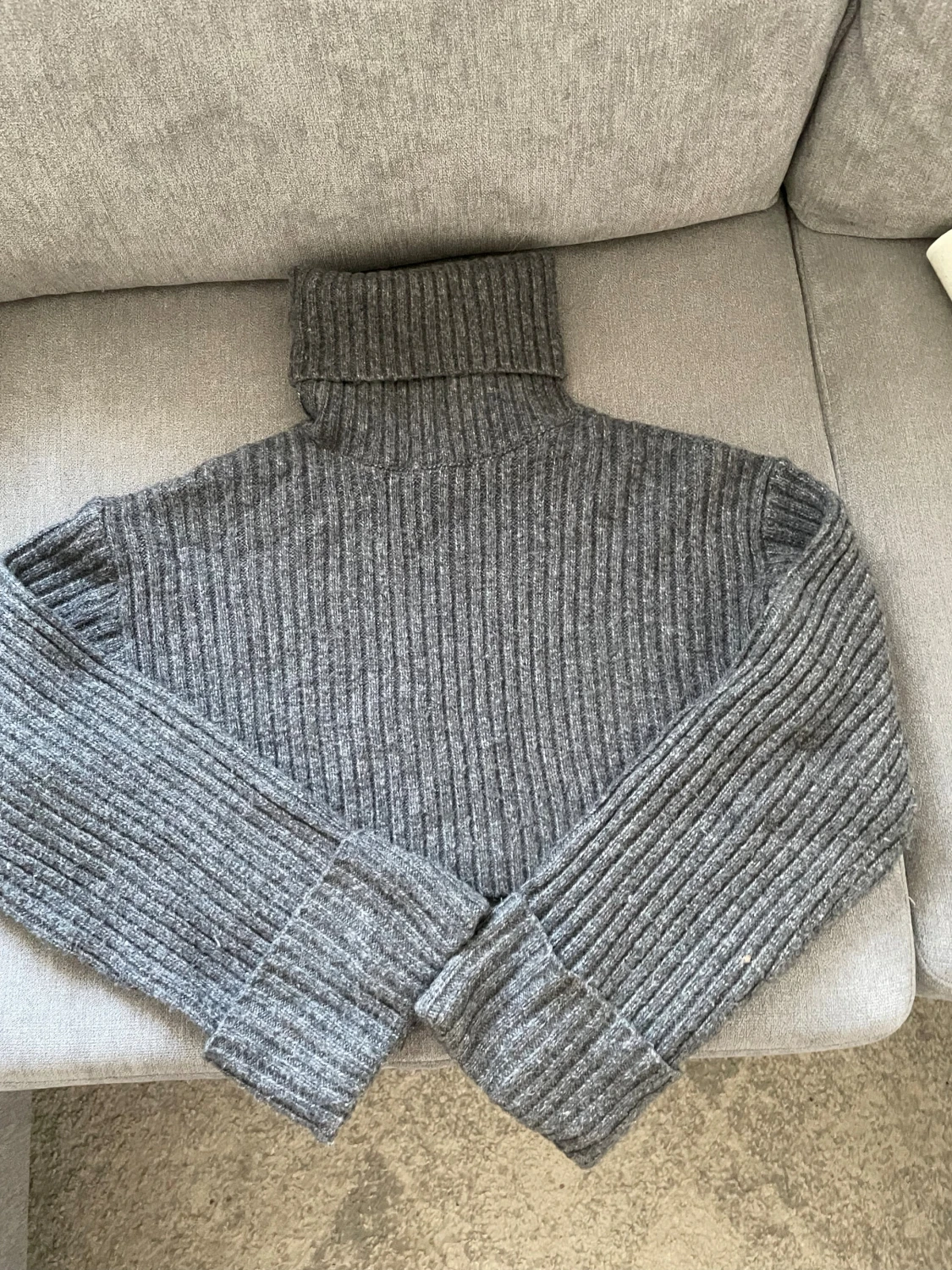 Grå ribbad polotröja croppad