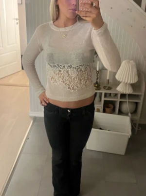 Stickad Zara tröja - Säljer en av mina favorit tröjor endast för att den blivit mindre i tvätten. Storleken är S men passar mer XS. Helt slutsåld och i väldigt bra skick därav priset🤍