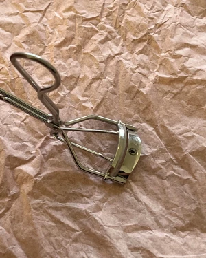 Ögonfransböjare från Depend - Aldrig använd! Jag böjer inte fransarna så lite komiskt att jag fick den. Nypris är 79 kr