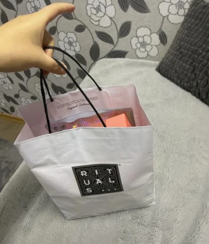 Mysteribag - hud & hår vård - 14 full size hår & hud vård produkter med värde över 1000kr. Helt nya i original förpackning. På sista bilderna kan man se vad påsen innehåller. En kul julklapp att ge bort !