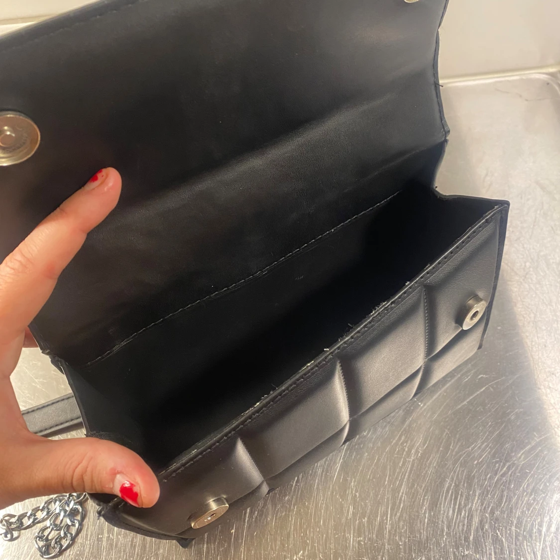 Svart quiltad axelväska med kedja - 2