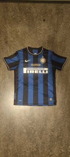 Inter OG Fotbolls Tröja - 2010 Inter OG Tröja. Mjuk och skön, lätt använd. Passar mig perfekt som är (175cm-70kg) Men kan även passa någon som är lite större