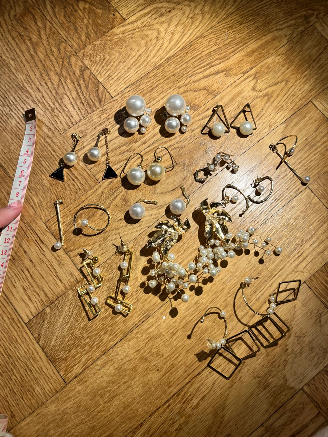 Mix av örhängen med pärlor och geometriska former - 1