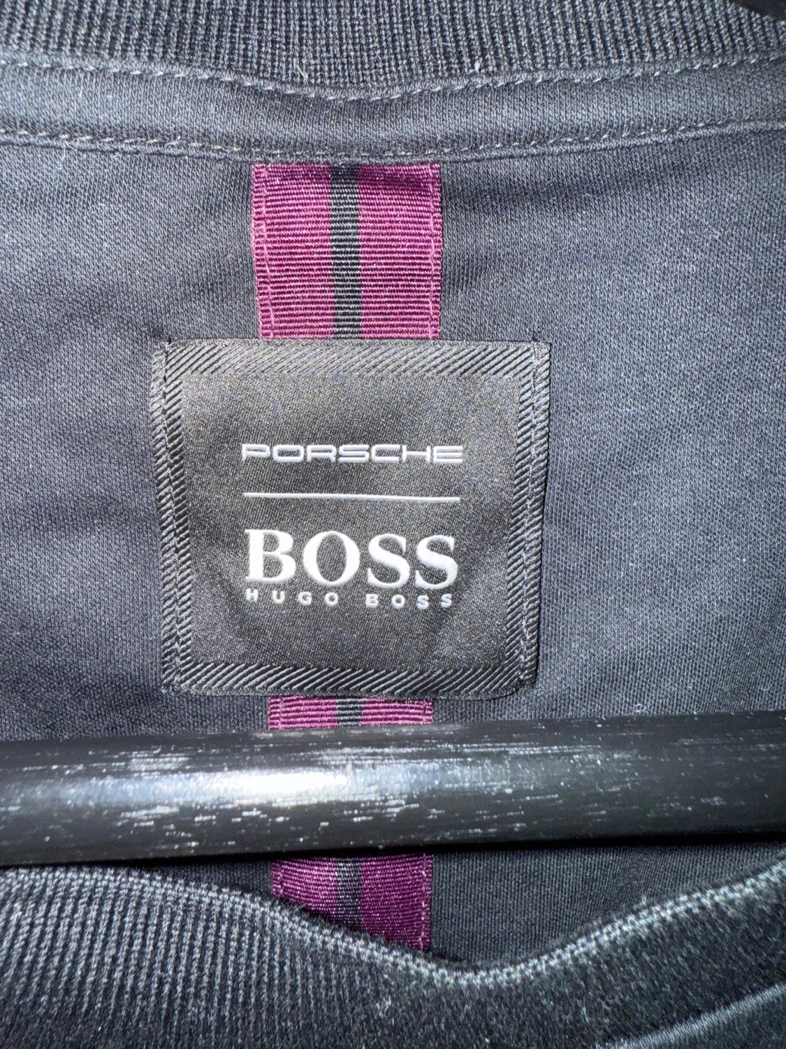 Svart Porsche BOSS t-shirt med vinröd detalj - 1